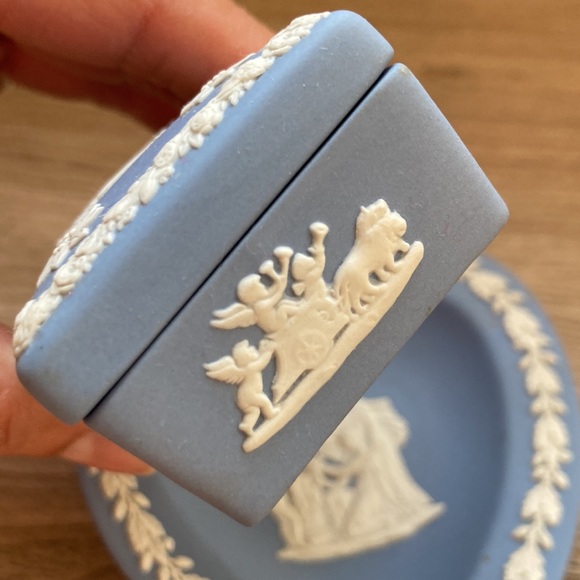 Wedgwood England jasperware vesta match box and heart plate - Picture 16 of 16